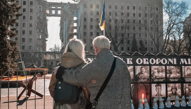 У Миколаєві вшановують пам'ять загиблих внаслідок ракетного удару по ОДА два роки тому