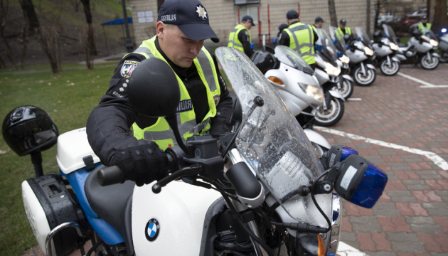 Патрульна поліція Києва отримала 11 мотоциклів від землі Баварія