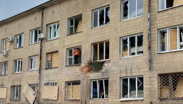 На Харківщині за добу ворог обстріляв близько 20 населених пунктів, двоє поранених