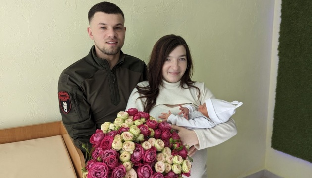 Військовий з Тернополя, який втратив на війні обидві ноги, забрав дружину і новонародженого сина з пологового