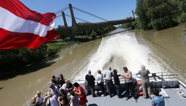 В Австрії болгарський круїзний лайнер врізався у бетонну стіну на Дунаї, 11 постраждалих