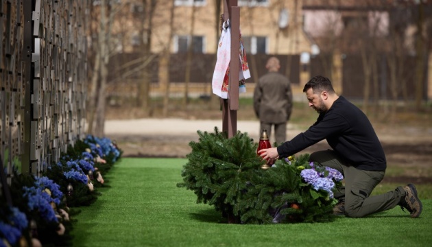 Zelensky honra la memoria de las víctimas del terror ruso en Bucha