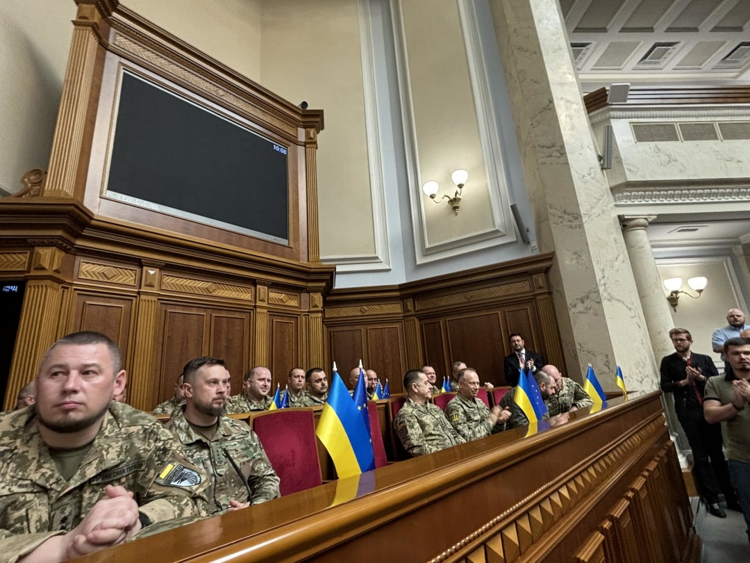 У Верховній Раді присутні діючі офіцери, командири славетних бригад. Фото Ірина Геращенко /Фейсбук.