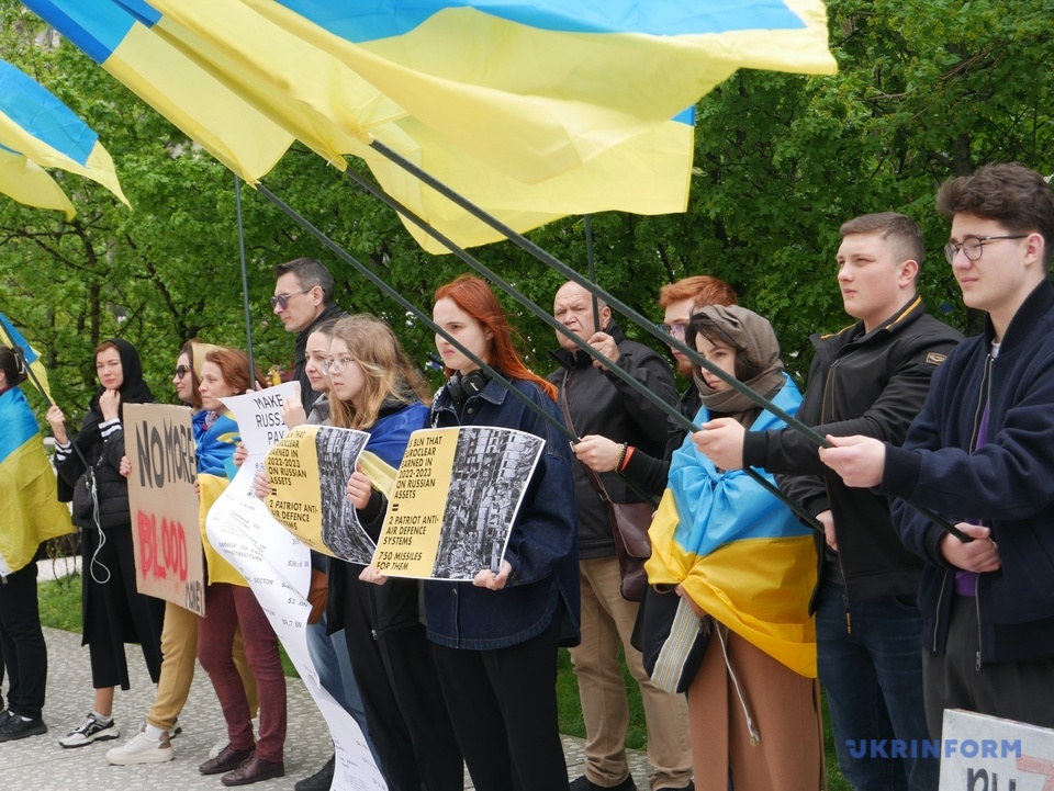 Активісти у Брюсселі вимагали передати Україні заморожені активи РФ / Фото: Дмитро Шкурко, Укрінформ