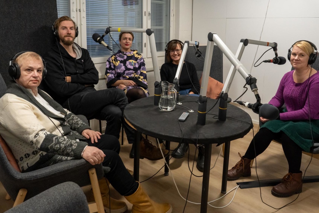 Наталя Терамае (у центрі) з командою творців аудіогіду для Фінського  музею фотографії.  Фото студії Jaksomedia.