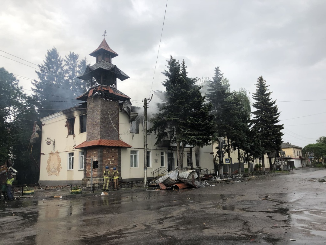 Пошкоджена російським ударом Білопільська ратуша