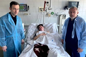 El director general de Ukrinform visita en el hospital a la corresponsal Olga Zvonarova, herida durante el ataque a Zaporiyia