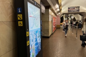 У метро Києва встановили інформаційні стійки для комунікації пасажирів із довідковим центром