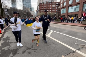 12-jährige Jana Stepanenko lief auf Prothesen Boston-Marathon
