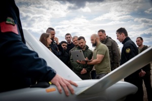 A Zelensky le muestran un nuevo dron kamikaze ucraniano