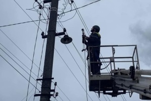 Наслідки негоди на Дніпропетровщині: без світла - 15000 родин, енергетики ремонтують мережі
