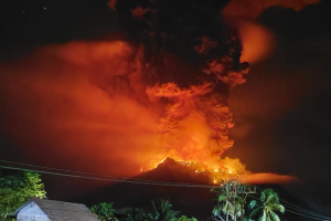 В Індонезії сталося виверження вулкана, сотні людей евакуюють