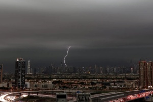 Найсильніша в історії ОАЕ злива затопила аеропорт Дубая