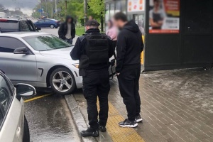 У Києві водій BMW в’їхав у зупинку, постраждала військовослужбовиця