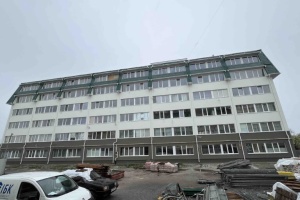У Милі на Київщині відновлюють пошкоджену загарбниками багатоповерхівку