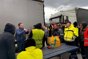 Поляки без перешкод пропускають гуманітарну допомогу, автобуси й автівки - генконсул України