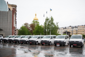 Британія передала прифронтовим громадам України вісім автомобілів