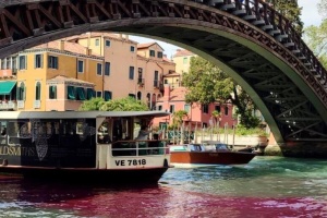 У Венеції екоактивісти пофарбували Гранд-канал у зелений і червоний кольори
