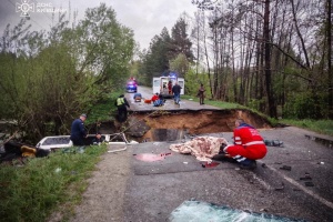 Zwei Tote und sieben Schwerverletzte: Kleinbus stürzt in Region Kyjiw in Erdloch