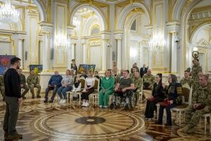 Zelensky presents state awards to Ukrainian defenders