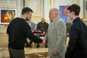 Зеленський вручив найвищі державні нагороди українським захисникам