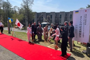 En Japón se celebra una ceremonia de plantación de árboles de sakura dedicada a la paz en Ucrania