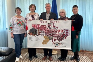 Українська громада Угорщини подарувала посольству вишиту карту України