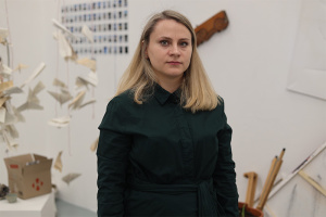 У Британії українка створила арт-інсталяцію з речами із постраждалих від війни будинків