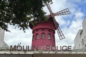 У Парижі обвалилися лопаті вітряка знаменитого кабаре «Мулен Руж»