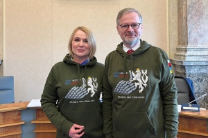 チェコの首相と国防相、ウクライナ応援パーカーを着た写真を公開