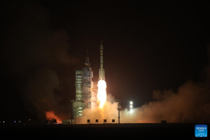 Китай запустив пілотований корабель із трьома тайконавтами на космічну станцію «Тяньгун»