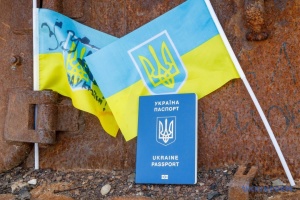 Українцям роз’яснили, хто зможе за кордоном отримувати документи