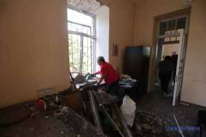 El enemigo ataca un hospital psiquiátrico en Járkiv con misiles S-300 e hiere a una mujer