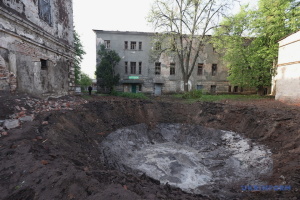 El enemigo ataca un hospital psiquiátrico en Járkiv con misiles S-300 e hiere a una mujer