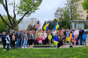 Соняшники під посольством Росії: У Вашингтоні пройшла акція на підтримку України