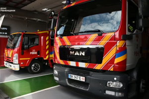 Рятувальники Рівненщини отримали від німецьких партнерів вантажний автомобіль і пожежне обладнання