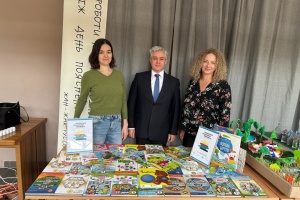 «Українську книжкову поличку» відкрили у школі для українських дітей у Будапешті