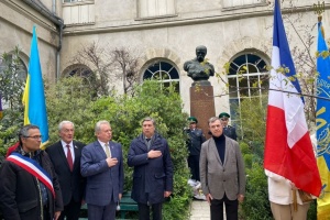 У Парижі українці вшанували жертв Чорнобильської катастрофи у сквері Тараса Шевченка