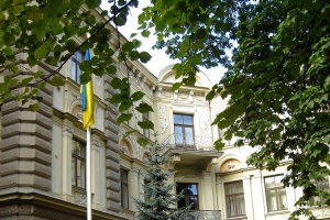 Обмеження для українців мобілізаційного віку: як працює консульство у Ризі