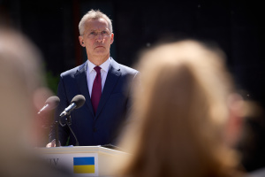 En visite à Kyiv, Jens Stoltenberg promet que les Alliés poursuivront leur soutien à l’Ukraine