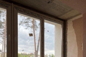 В Ірпені на Київщині відновлюють пошкоджену росіянами багатоповерхівку