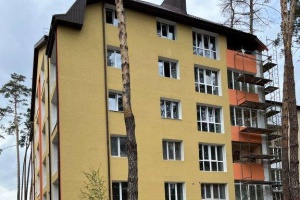 Restauran un edificio de gran altura dañado por los rusos en Irpin de la región de Kyiv