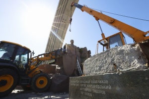 У Києві почали демонтаж монумента на честь Переяславської ради