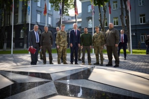 Zełenski i Stoltenberg spotkali się z oficerami szkolonymi według standardów NATO

