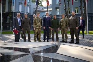 Selenskyj und Stoltenberg treffen sich mit Offizieren, die nach NATO-Standards ausgebildet werden