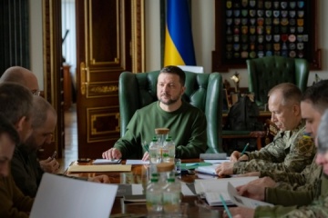 Selenskyj berät mit Militärs und Regierungsmitgliedern über Drohnen und EloKa-Systeme