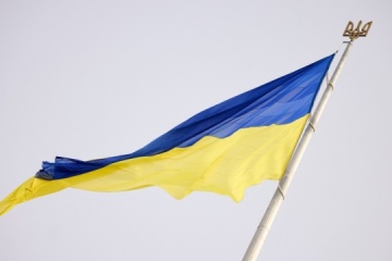 Guardias fronterizos izan la bandera de Ucrania cerca de Bajmut
