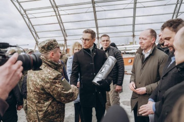 Presidente de Finlandia visita el destruido aeropuerto Antónov en Gostómel