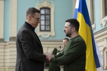 Präsidenten der Ukraine und Finnlands besprechen Steigerung der Verteidigungsproduktion