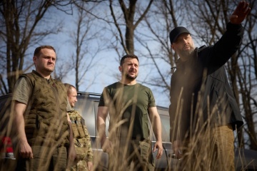 Zelensky llega de visita a la región de Járkiv para inspeccionar la construcción de fortificaciones